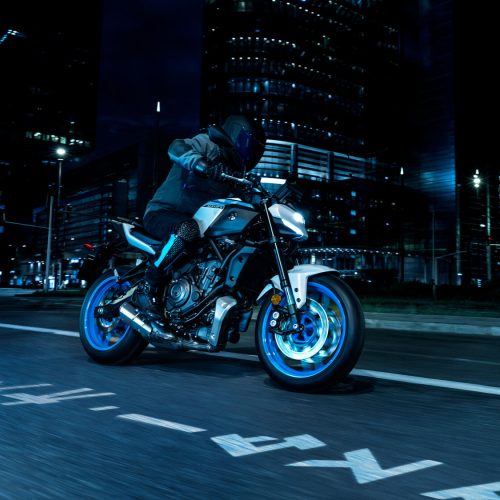 2025-Yamaha-MT07AS-EU-Ice_Storm-Action-006-03