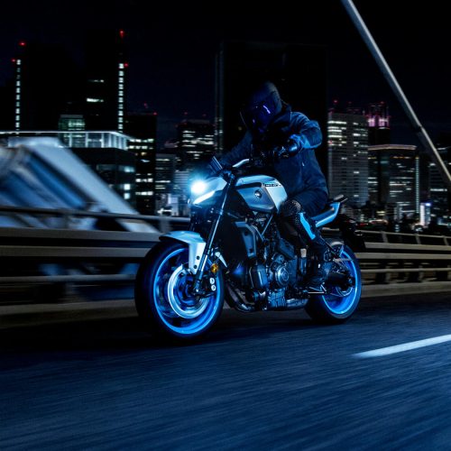 2025-Yamaha-MT07AS-EU-Ice_Storm-Action-007-03