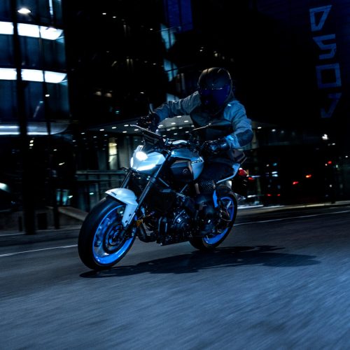 2025-Yamaha-MT07AS-EU-Ice_Storm-Action-008-03