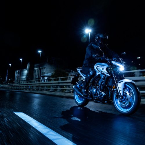 2025-Yamaha-MT320-EU-Ice_Storm-Action-001-03