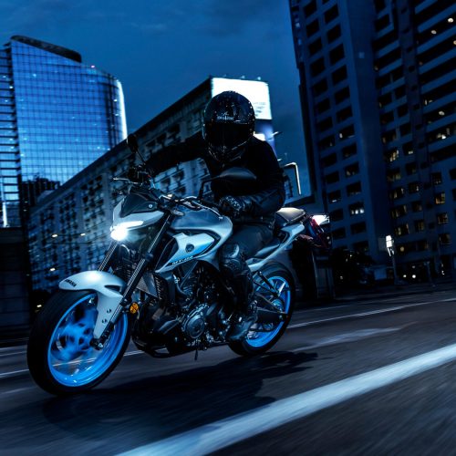 2025-Yamaha-MT320-EU-Ice_Storm-Action-004-03